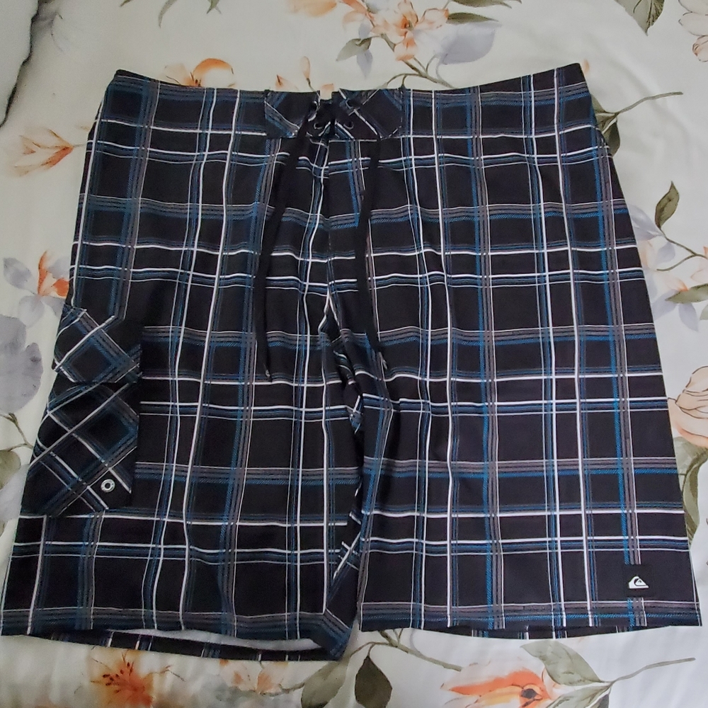 QUIKSILVER plaid shorts 38 multi-colored board shorts black blue white striped